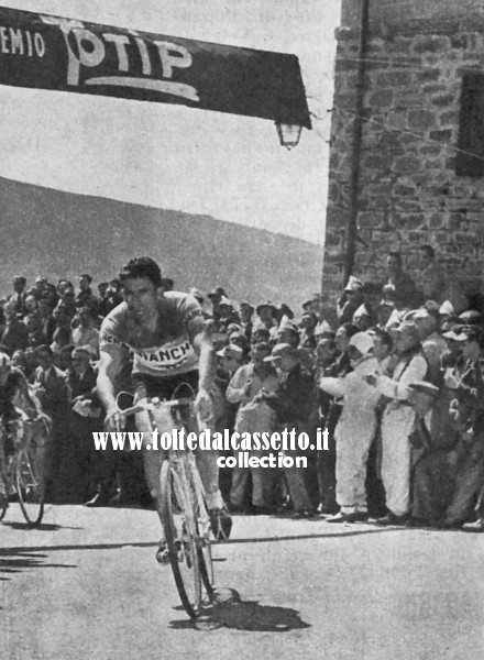 GIRO D'ITALIA 1952 (seconda tappa Bologna - Montecatini) - Raffaele Geminiani transita primo sul Gran Premio della Montagna dell'Abetone. A Montecatini sarà terzo