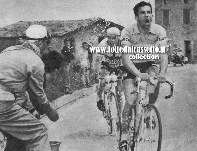 GIRO D'ITALIA 1952 - Fa molto caldo e alcuni tifosi a bordo strada spruzzano dell'acqua fresca al passaggio di Raffaele Geminiani