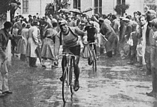 GIRO DI LOMBARDIA 1947 - Sergio Maggini ha appena ritirato il sacchetto delle vivande al rifornimento di Asso