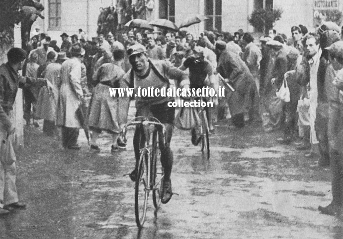 GIRO DI LOMBARDIA 1947 - Sergio Maggini ha appena ritirato la sacca con i viveri al rifornimento di Asso