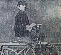 Dopo la vittoria nella prima corsa ciclistica su strada, l'americano Van Este Rymer si fece ritarrre in uno studio di Firenze seduto su una bicicletta tradizionale