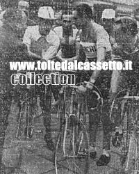 Il regista Mario Mattoli impartisce alcuni comandi di scena mentre Tot e Coppi si stringono la mano sotto gli occhi di Ricci - (lavorazione del film "Tot al Giro d'Italia")