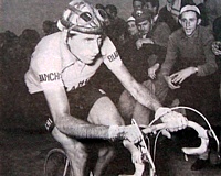 GIRO D'ITALIA 1947 - Fausto Coppi impegnato in salita tra due ali di folla che lo incita a gran voce