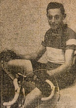 Fausto in un ritratto con la sua bicicletta e la maglia di Campione d'Italia