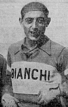 Fausto Coppi in un ritratto con la mitica maglia della Bianchi
