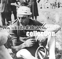Fausto Coppi in un momento di relax prima della partenza di una gara Fausto Coppi in un momento di relax prima della partenza di una gara
