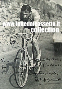 Fotografia con autografo di Fausto Coppi in gara, a suo tempo utilizzata anche per la pubblicità di una nota marca di accessori auto Fotografia con autografo di Fausto Coppi in gara, a suo tempo utilizzata anche per la pubblicità di una nota marca di accessori auto
