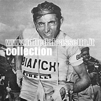 Anche per un campione come Coppi le corse erano impegnative. Eccolo con una smorfia di fatica, dopo aver ritirato la sacca dei viveri ad un rifornimento