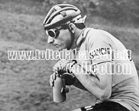 GIRO DI LOMBARDIA 1951 - Una curiosa immagine di Coppi in corsa mentre stappa la sua borraccia