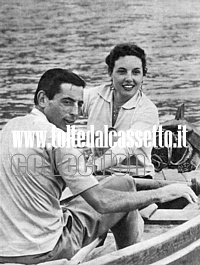 GIRO D'ITALIA 1954 - Sabato 5 giugno, nella giornata di riposo, Fausto Coppi si concede una gita in barca con l'avvenente Sàida Angelo (foto Paolo Costa) GIRO D'ITALIA 1954 - Sabato 5 giugno, nella giornata di riposo, Fausto Coppi si concede una gita in barca con l'avvenente Sàida Angelo (foto Paolo Costa)