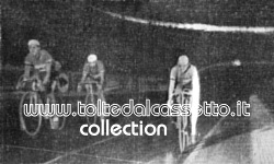 GIRO DI LOMBARDIA 1946 - Fausto Coppi taglia da trionfatore il traguardo posto sulla pista del Velodromo Vigorelli. Casola e Motta devono ancora compiere un giro di pista