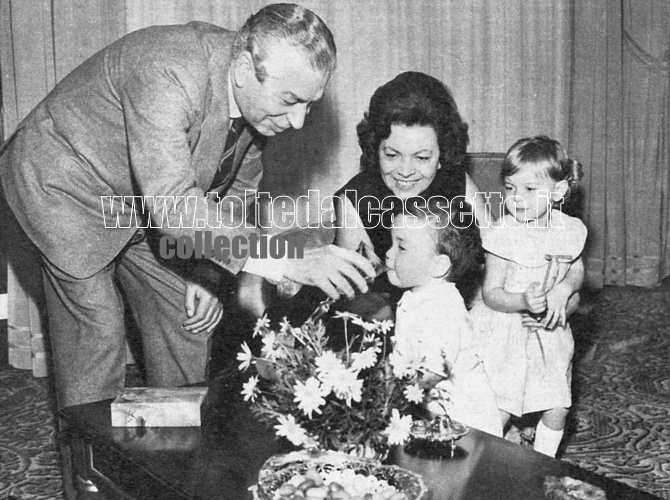 ANGELO MORATTI con la moglie Erminia ed i nipotini Maria Sole (figlia del genero Giuliani) e Angelo Junior (figlio di Gianmarco). Fu presidente dell'Inter dal 1955 al 1967