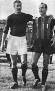 INTER - BOLOGNA (amichevole del 1953) - Il mediano dell'Inter ATTILIO GIOVANNINI, al termine dell'incontro vinto dai nerazzurri per 7-2, esce dal campo abbracciato dal bolognese Cappello