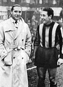 Siamo nel 1947, prima di Inter-Lucchese (6-0) e il campione di ieri PEPPINO MEAZZA si fa fotografare col campione attuale BENITO LORENZI