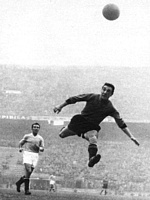 BENITO LORENZI - detto "Veleno" - colpisce la palla in una spettacolare acrobazia durante una partita disputata con la Nazionale italiana