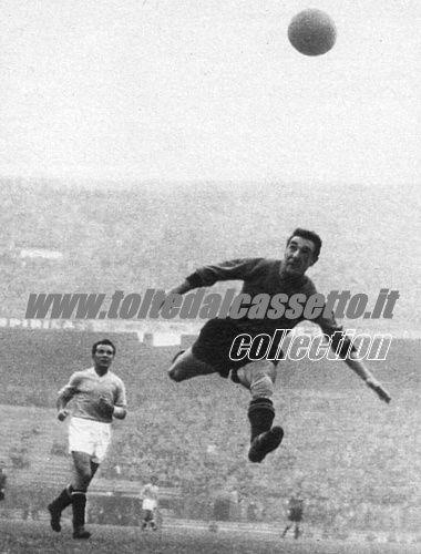 BENITO LORENZI detto "Veleno" mentre colpisce la palla in una spettacolare acrobazia durante una partita disputata con la Nazionale italiana