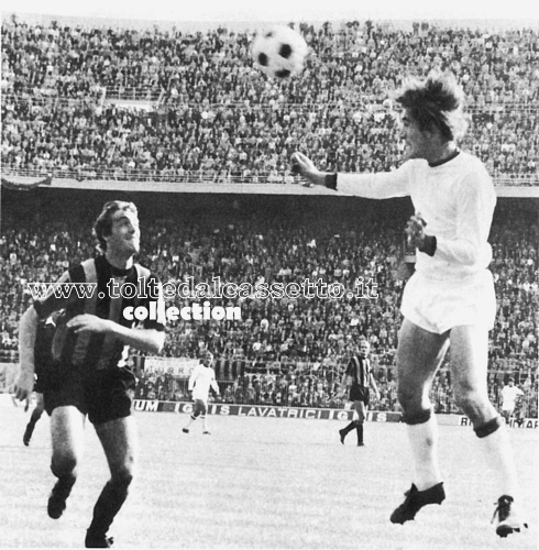 Il centrocampista BERNARDINO FABBIAN, in un'azione di gioco durate Inter-Roma del 4 ottobre 1970, cerca di contrastare il "cervello" giallorosso Cordova