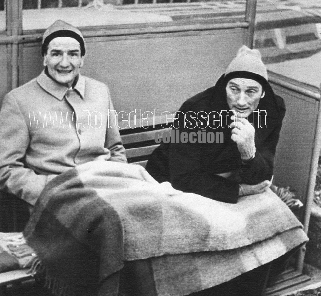 Inverno 1970-'71: in panchina a volte fa molto freddo e il dott. ANGELO QUARENGHI, medico sociale dell'Inter, e l'allenatore GIANNI INVERNIZZI si riparano sotto una calda coperta