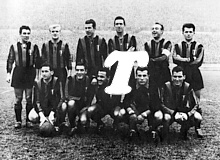 La formazione dell'Inter 1953-'54 che si aggiudicò il suo 7° scudetto tricolore