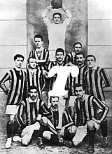 La formazione base dell'Internazionale 1909-'10 che vinse il suo primo scudetto