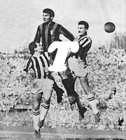 INTER - JUVENTUS del 4 aprile 1954: il giovane terzino dell'Inter GUIDO VINCENZI  impegnato in un contrasto aereo con gli juventini Boniperti e John Hansen