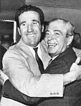 L'abbraccio fra Angelo Moratti e Helenio Herrera dopo la conquista della Coppa dei Campioni 1965