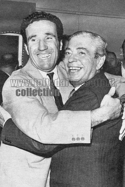 HELENIO HERRERA abbracciato dal presidente Angelo Moratti poco dopo che l'Inter ha conquistato la Coppa dei Campioni 1965