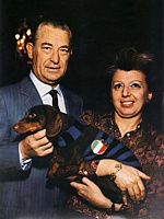 Il presidente dell'Inter Ivanoe Fraizzoli e la moglie Renata con il loro cane bassotto che indossa una maglia nerazzura con lo scudetto tricolore 1970-'71