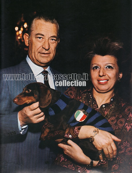 IVANOE FRAIZZOLI e la moglie Renata nel 1971. Il loro cagnolino indossa una maglia nerazzurra con lo scudetto n. 11, appena conquistato dalla società. Fraizzoli fu presidente dell'Inter dal 1968 al 1984