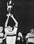 Jair Da Costa solleva in trionfo la Coppa dei Campioni 1965 attorniato dai suoi compagni di squadra, tra i quali si riconoscono Bedin e Peirò