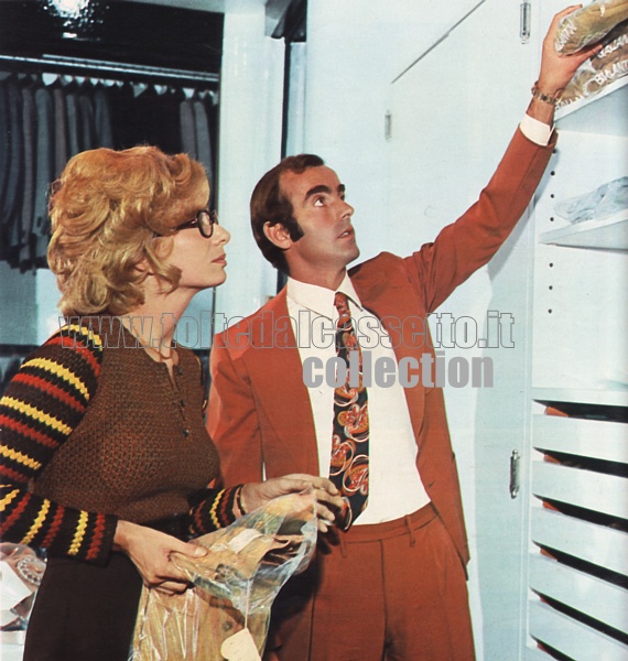 MARIO CORSO e la moglie Enrica nel 1973. I due stanno sistemando alcuni articoli di abbigliamento sugli scaffali della loro boutique in zona Magenta a Milano