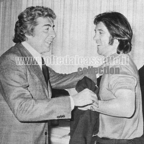 Il "bomber" ROBERTO BONINSEGNA viene complimentato da un tifoso eccellente dell'Inter, l'indimenticato Gino Bramieri. L'immagine risale alla festa per la vittoria dello scudetto 1970-'71