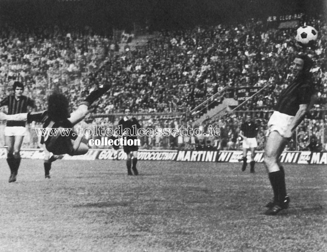 ROBERTO BONINSEGNA, con una spettacolare rovesciata che rimarrà nella storia del calcio, apre le marcature in Inter-Foggia del 2 maggio 1971