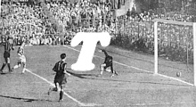 INTER - JUVENTUS del 4 aprile 1954: uno dei due gol segnati da SERGIO BRIGHENTI alla squadra torinese (Foto Farabola)