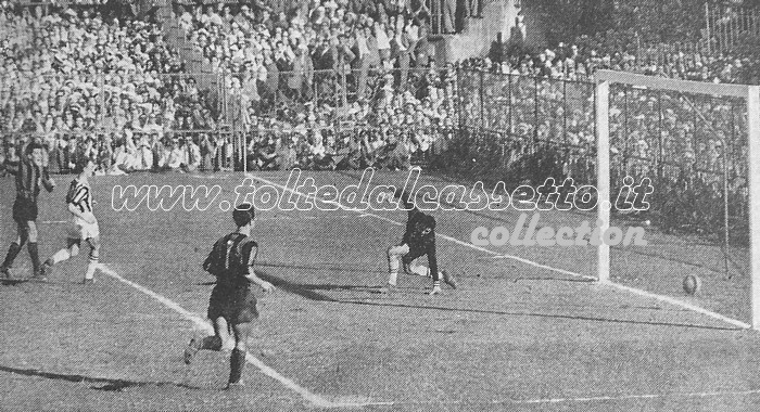 INTER-JUVENTUS del 4 aprile 1954 - L'interista Sergio Brighenti segna il primo dei suoi due gol alla squadra torinese (foto Farabola)