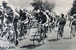Nelle prime fasi del mondiale Fausto Coppi corre coperto, al centro del gruppo