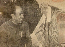 Zeno Colò fotografato durante i mondiali di Aspen del 1950 mentre conversa con un capo indiano